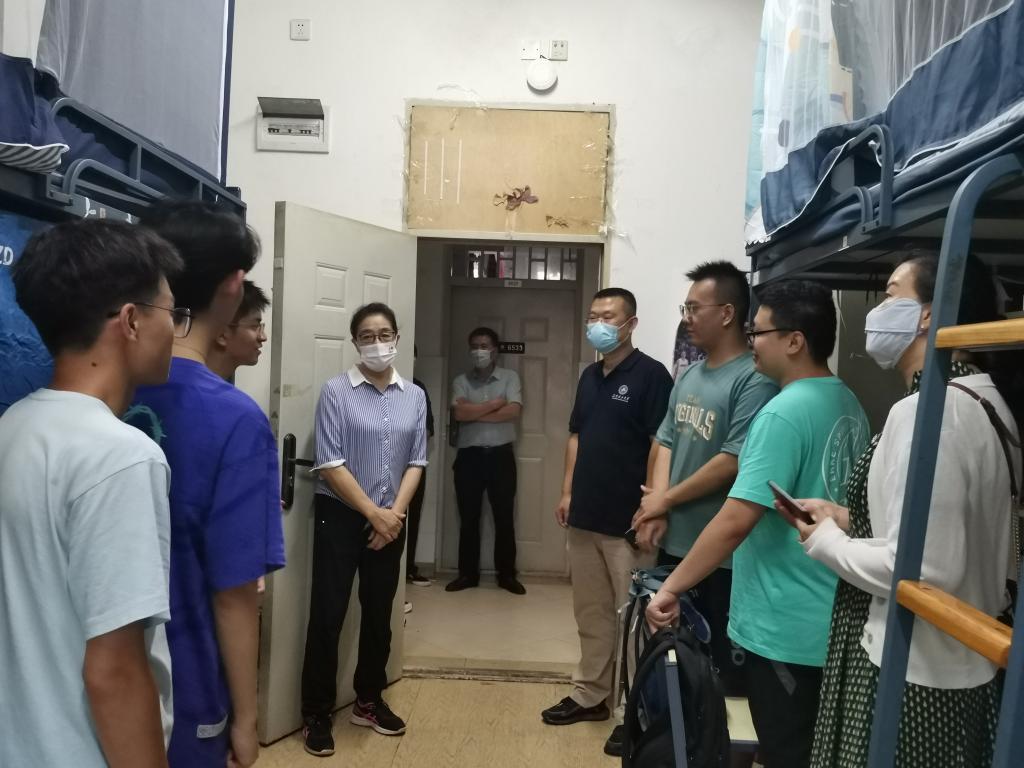李莉副书记走访2022级新生宿舍