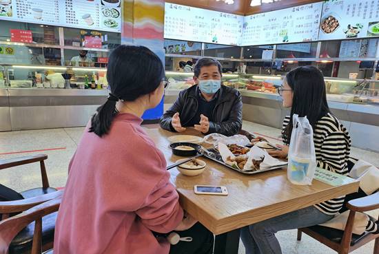 王华校长随机走访食堂 深入了解学生关切问题