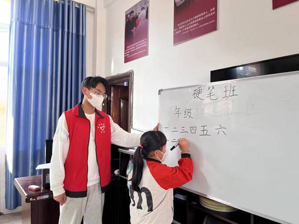 /Users/sabrina/Desktop/2023.8.24 喜报!我校4名同学获评2022年度“中国大学生自强之星”奖学金/图5.社区实践类·郭玉峰.jpg图5.社区实践类·郭玉峰