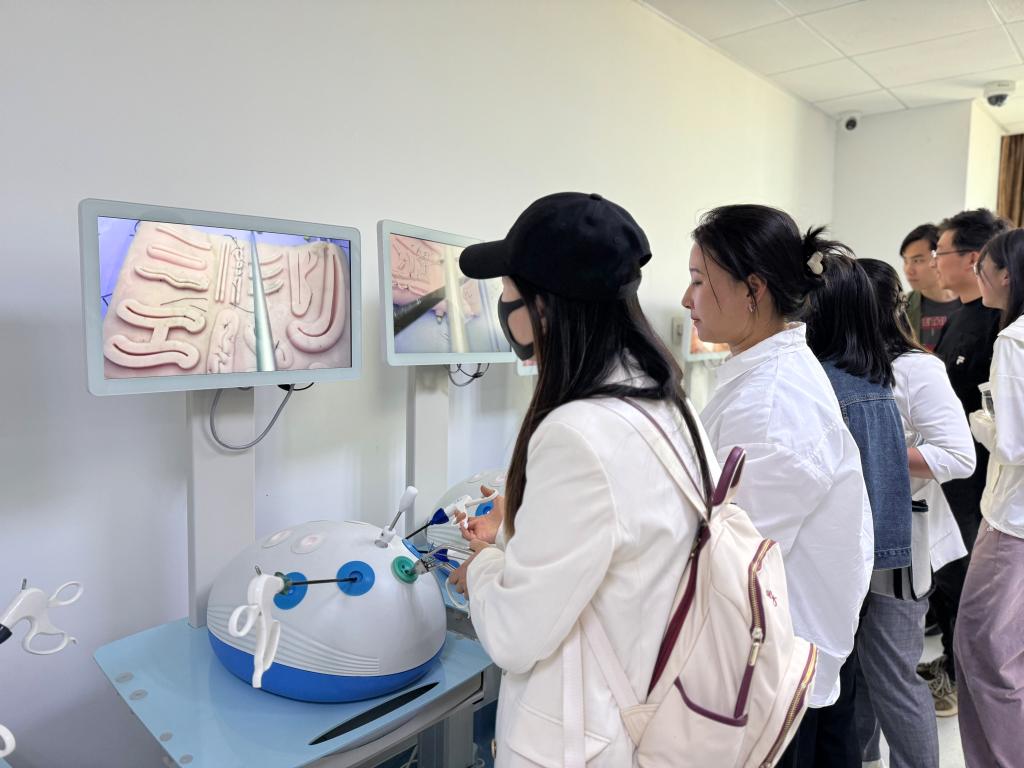 临床技能中心模拟手术台1.JPG