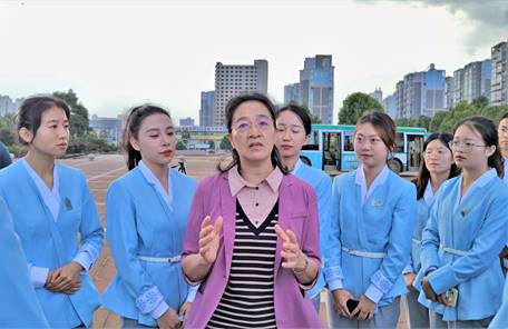 3.COP15昆明理工大学志愿者工作站副站长李莉与志愿者亲切交谈