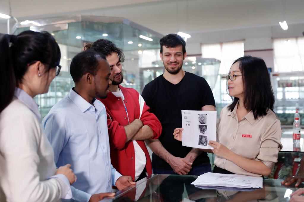 昆工在校留学生走进地学博物馆 参加科普日活动