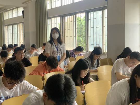 校党委书记张英杰、副书记李莉巡视本科生期末考试