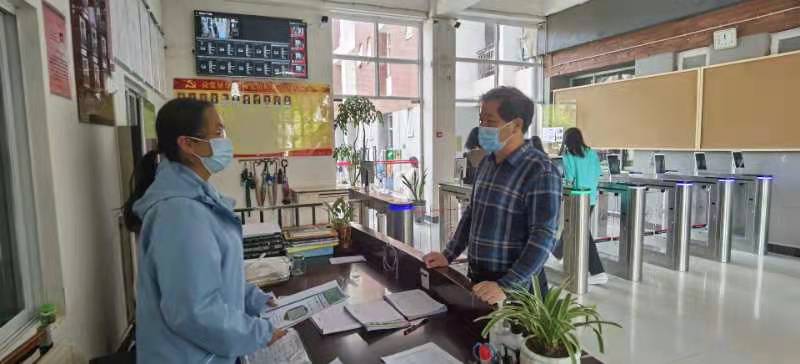 王华校长深入一线检查校园疫情防控工作