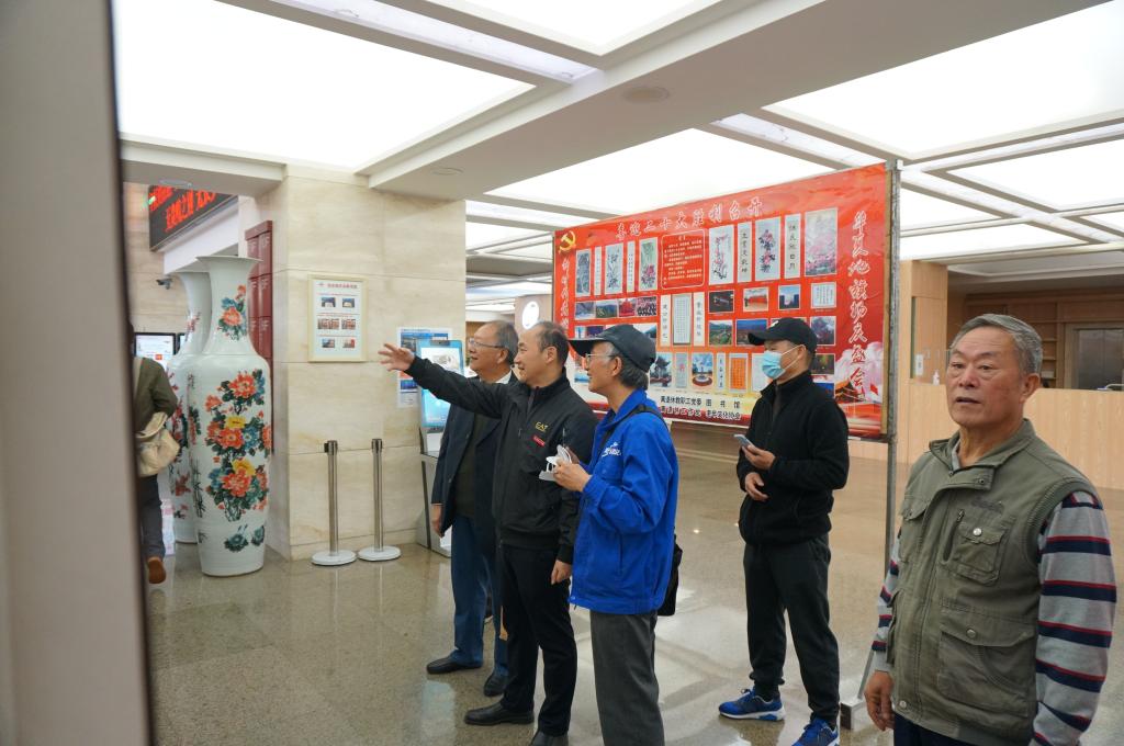 学校举行“喜迎二十大 奋进新征程” 离退休教职工诗词书画摄影展