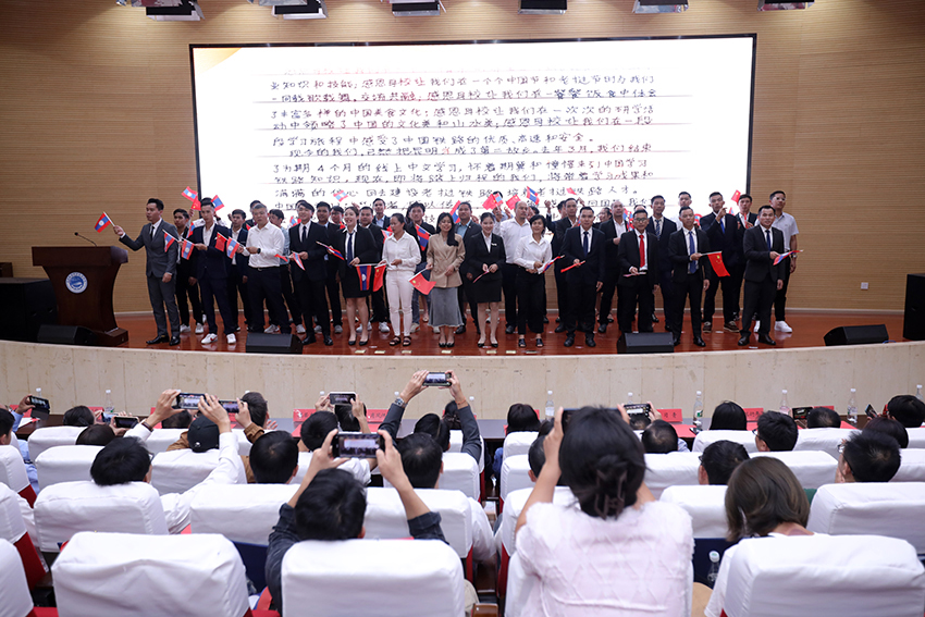 7月31日,昆明铁道职业技术学院举行援老挝铁道职业技术学院项目教育能力建设教师培养班结业典礼。 昆明铁道职业技术学院供图