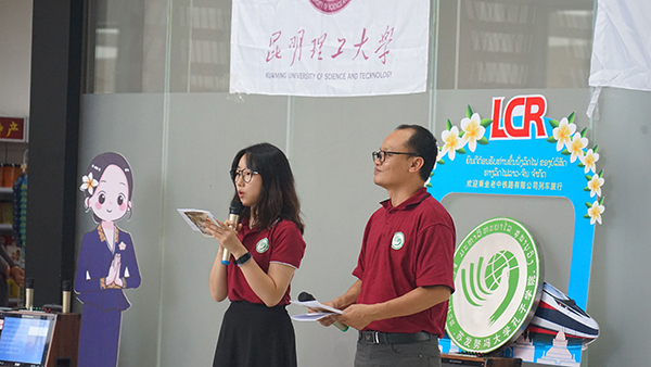 苏发努冯大学与昆明理工大学的两国大学生,表演具有本国文化特色的文艺节目。敦格·占塔拉色 摄